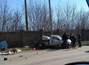 В Таганроге автомобиль с прицепом влетел в забор В Таганроге автомобиль с прицепом влетел в забор