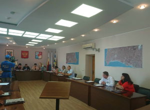 Владимир Карогодин освободился от статуса депутата, сидящего на двух стульях в Таганроге Владимир Карогодин освободился от статуса депутата, сидящего на двух стульях в Таганроге