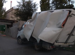 В Таганроге «Газель» смяло под «черным мостом» В Таганроге «Газель» смяло под «черным мостом»