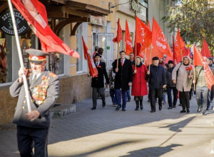 В Таганроге параду в честь Октябрьской революции досталось место на тротуаре В Таганроге параду в честь Октябрьской революции досталось место на тротуаре