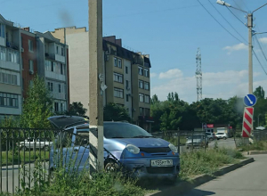 Автоледи не справилась с управлением и заехала на бордюр в Таганроге Автоледи не справилась с управлением и заехала на бордюр в Таганроге