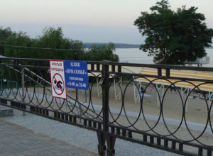 Пудовый замок на вход к таганрогскому пляжу средь светла дня, не только лишает возможности искупаться, но желания людей приезжать в Таганрог Пудовый замок на вход к таганрогскому пляжу средь светла дня, не только лишает возможности искупаться, но желания людей приезжать в Таганрог
