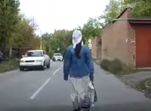 Неспешная прогулка молодой горожанки по центру проезжей части довела до белого каления автовладельцев в Таганроге Неспешная прогулка молодой горожанки по центру проезжей части довела до белого каления автовладельцев в Таганроге