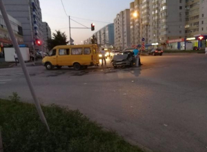 Столкновение маршрутного такси и легковушки в Таганроге произошло на глазах толпы пешеходов Столкновение маршрутного такси и легковушки в Таганроге произошло на глазах толпы пешеходов