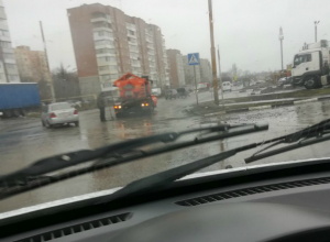 Обычное для Таганрога дело - ремонт дорог под дождем на улице Чехова Обычное для Таганрога дело - ремонт дорог под дождем на улице Чехова