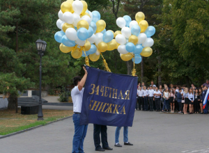 У памятника Петру Первому в Таганроге принимали в студенты первокурсников У памятника Петру Первому в Таганроге принимали в студенты первокурсников