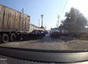 В Таганроге легковушка въехала под фуру В Таганроге легковушка въехала под фуру