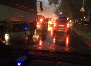 Автомобиль такси «Престиж» загорелся на ходу у магазина Таганрога Автомобиль такси «Престиж» загорелся на ходу у магазина Таганрога