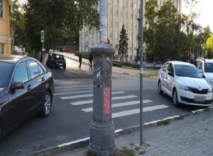 Парковаться на пешеходном переходе становится нормой в Таганроге Парковаться на пешеходном переходе становится нормой в Таганроге