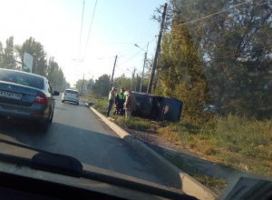 Таганрожцы зафиксировали ДТП с перевернутыми легковушками Таганрожцы зафиксировали ДТП с перевернутыми легковушками