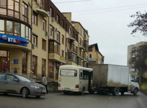 Интимно прижавшиеся друг к другу грузовик с маршруткой полностью перекрыли проезд по дороге Таганрога Интимно прижавшиеся друг к другу грузовик с маршруткой полностью перекрыли проезд по дороге Таганрога