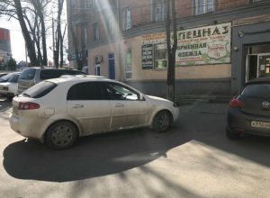 Автохамы Таганрога закрывают проходы и паркуются на тротуарах Автохамы Таганрога закрывают проходы и паркуются на тротуарах