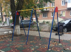 Детоненавистники выдрали с корнями детскую площадку в Таганроге Детоненавистники выдрали с корнями детскую площадку в Таганроге
