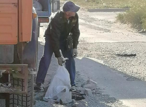 Некий «охранник» завалил ямы строительным мусором на одной из улиц Таганрога Некий «охранник» завалил ямы строительным мусором на одной из улиц Таганрога