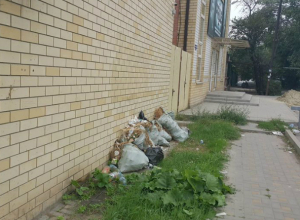 Красивый «Светофор» в Таганроге «облагородили» мусорными мешками Красивый «Светофор» в Таганроге «облагородили» мусорными мешками