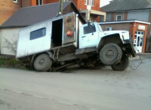 Уставший от «бесконечных раскопок» асфальт отомстил работникам «Водоканала» в Таганроге Уставший от «бесконечных раскопок» асфальт отомстил работникам «Водоканала» в Таганроге