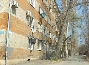 Побег таганрожца из окна дома сняли на видео и обсудили в сетях Побег таганрожца из окна дома сняли на видео и обсудили в сетях