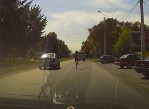 «Марафонский забег» в одних трусах и носках по проезжей части устроил мужчина в Таганроге «Марафонский забег» в одних трусах и носках по проезжей части устроил мужчина в Таганроге