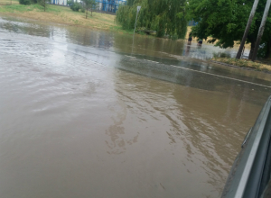 Таганрог погряз в воде, помощи люди не ждут Таганрог погряз в воде, помощи люди не ждут