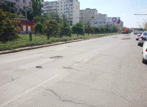 В Таганроге изобрели новый способ засыпки ям на дорогах В Таганроге изобрели новый способ засыпки ям на дорогах