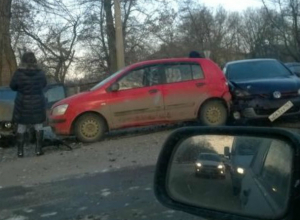 В Таганроге произошло массовое ДТП из-за скользкой дороги В Таганроге произошло массовое ДТП из-за скользкой дороги
