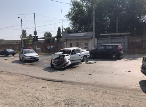Груда искореженного метала образовалась в результате ДТП в Таганроге Груда искореженного метала образовалась в результате ДТП в Таганроге