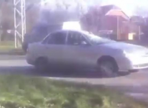 В Таганроге упавшее дерево раздавило автомобиль В Таганроге упавшее дерево раздавило автомобиль