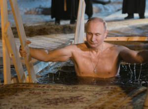 Путин на Крещение окунулся в прорубь в монастыре на Селигере Путин на Крещение окунулся в прорубь в монастыре на Селигере