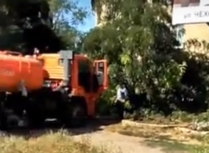 Заботливые люди подогнали целый водовоз, чтобы полить три завядших цветочка на клумбе Заботливые люди подогнали целый водовоз, чтобы полить три завядших цветочка на клумбе