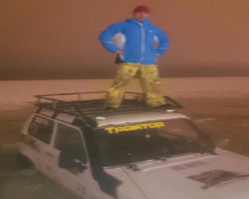 Под лед Таганрогского залива ушли две легковушки Под лед Таганрогского залива ушли две легковушки