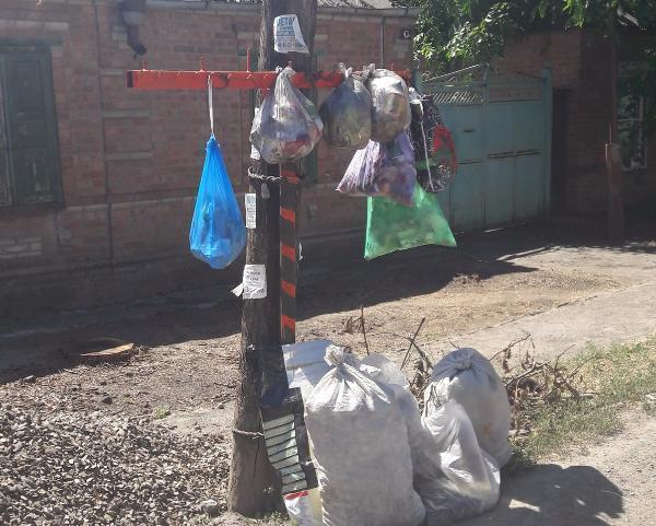 Мусорное дерево создали соседи под окнами новоселов в Северном районе Таганрога Мусорное дерево создали соседи под окнами новоселов в Северном районе Таганрога