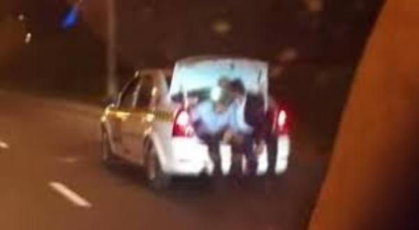 Ночное путешествие по Таганрогу в багажнике легковушки попало на камеру видеорегистратора Ночное путешествие по Таганрогу в багажнике легковушки попало на камеру видеорегистратора