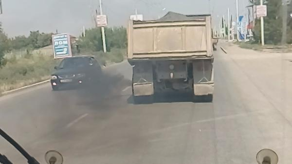 Жителям прибрежного района Таганрога мешают спокойно жить дальнобойщики у порта Жителям прибрежного района Таганрога мешают спокойно жить дальнобойщики у порта