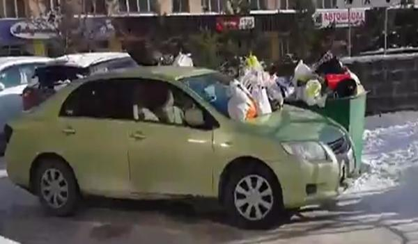 Необычный подарок преподнесли жильцы многоэтажки нерадивому автолюбителю Необычный подарок преподнесли жильцы многоэтажки нерадивому автолюбителю