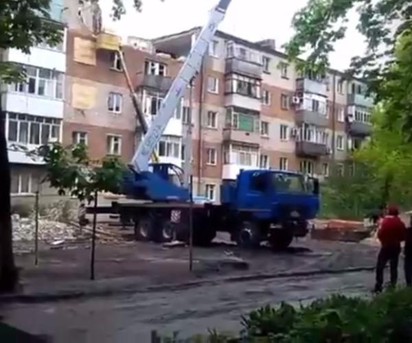 Жители Таганрога поймали строителей на нарушении техники при восстановлении дома Жители Таганрога поймали строителей на нарушении техники при восстановлении дома
