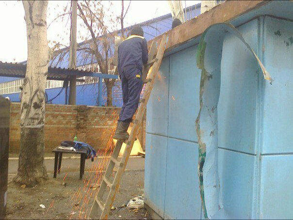 В Таганроге владельцы добровольно демонтируют незаконные ларьки В Таганроге владельцы добровольно демонтируют незаконные ларьки