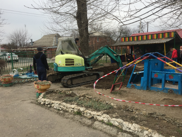 В Таганроге появилась яма в детском саду В Таганроге появилась яма в детском саду