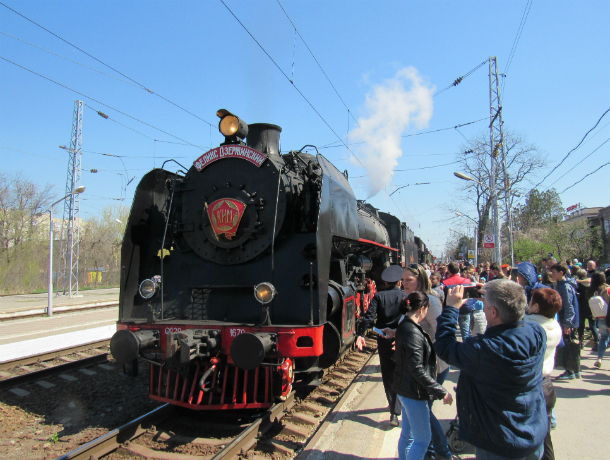Ретро поезд «Победа» притормозил в Таганроге и дал боевой концерт Ретро поезд «Победа» притормозил в Таганроге и дал боевой концерт