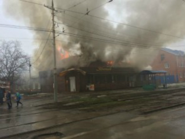 В Таганроге произошел страшный пожар – горело кафе «Зонтик» В Таганроге произошел страшный пожар – горело кафе «Зонтик»