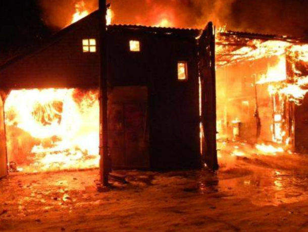 В Таганроге пожар произошел в гаражах В Таганроге пожар произошел в гаражах