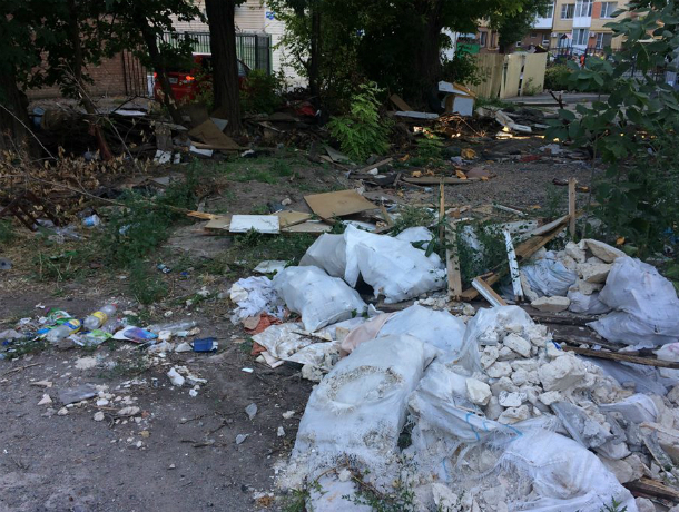 На месте снесенных гаражей в Таганроге горожане организовали свалку На месте снесенных гаражей в Таганроге горожане организовали свалку