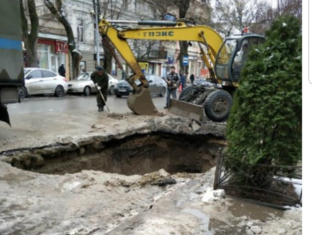 На Петровской рухнул асфальт, говорят , что опять коллектор в Таганроге шалит На Петровской рухнул асфальт, говорят , что опять коллектор в Таганроге шалит