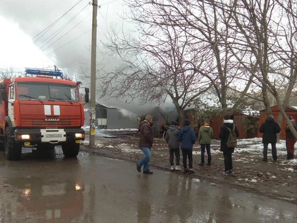 В Таганроге произошел пожар - сгорел гараж В Таганроге произошел пожар - сгорел гараж