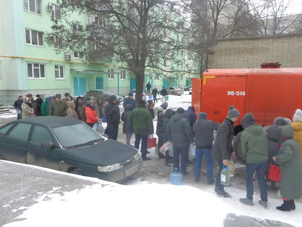 Водовозы Водоканала подвозят воду горожанам Водовозы Водоканала подвозят воду горожанам