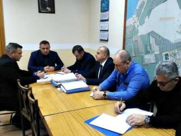 Работе снегоуборочной техники помешали утренние пробки в Таганроге Работе снегоуборочной техники помешали утренние пробки в Таганроге