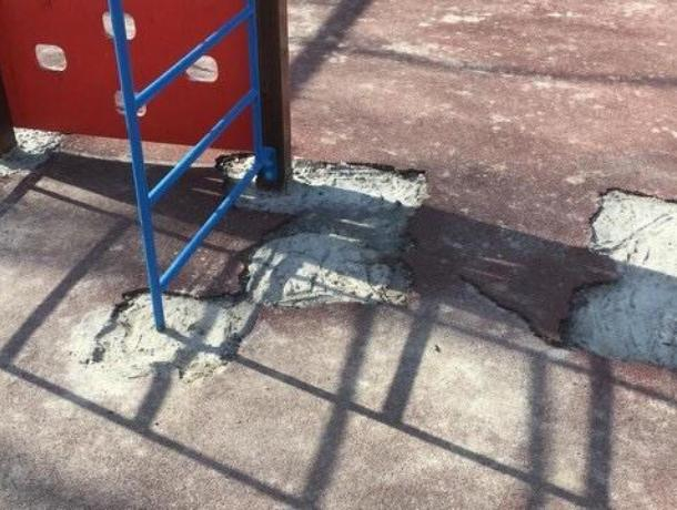 В Таганроге изуродовали новое покрытие на детской площадке в Приморском парке В Таганроге изуродовали новое покрытие на детской площадке в Приморском парке