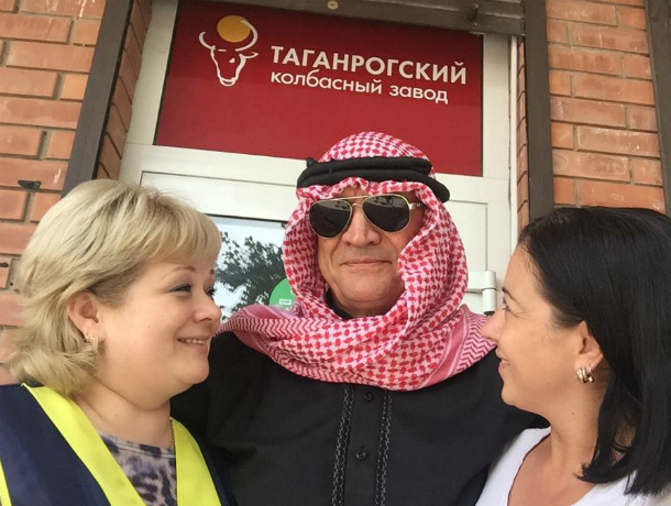Араб гулял по Петровской в Таганроге, обещал жестами девушкам жениться Араб гулял по Петровской в Таганроге, обещал жестами девушкам жениться