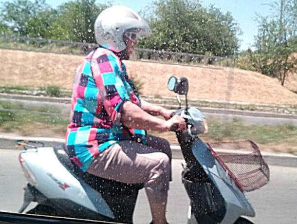 Лихая «мото-бабуля» оставила позади таганрогских автолюбителей Лихая «мото-бабуля» оставила позади таганрогских автолюбителей