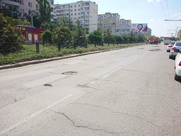В Таганроге изобрели новый способ засыпки ям на дорогах В Таганроге изобрели новый способ засыпки ям на дорогах