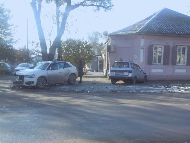 В Таганроге легковушка влетела в дом в результате ДТП В Таганроге легковушка влетела в дом в результате ДТП
